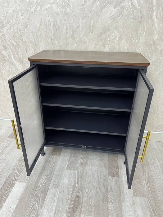 шкаф для обуви с рифлеными стеклянными дверцами и золотистыми ручками.