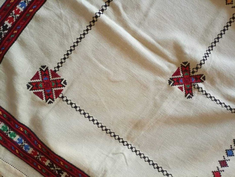 Покривка с богата ръчна бродерия