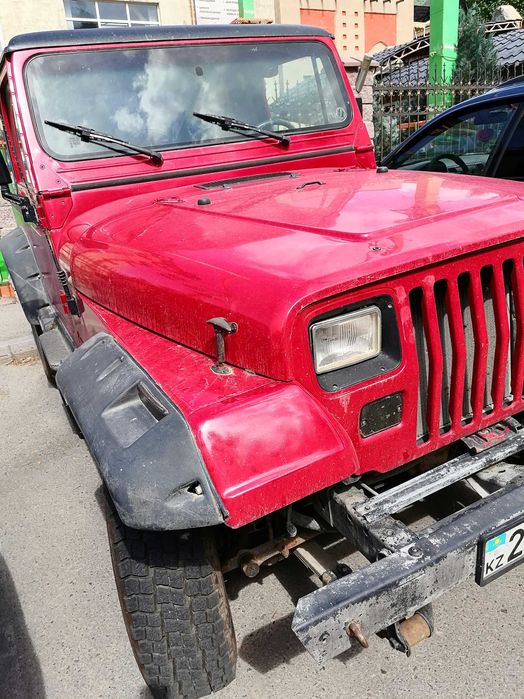 джип вранглер. на ходу.