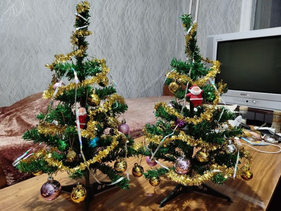 Ёлки с игрушками,на подставке