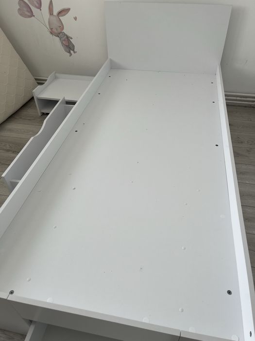 Pat alb cu spatii de stocare 200 x 90