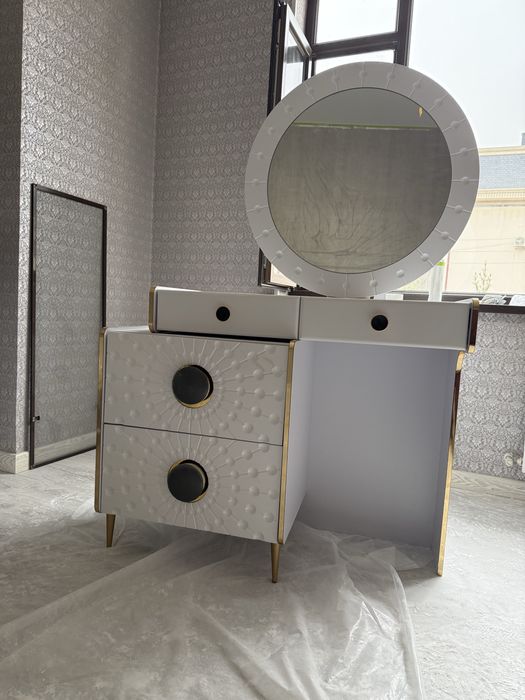 Срочно продается шкаф с трюмо в хайтек стиле, удобная!!!