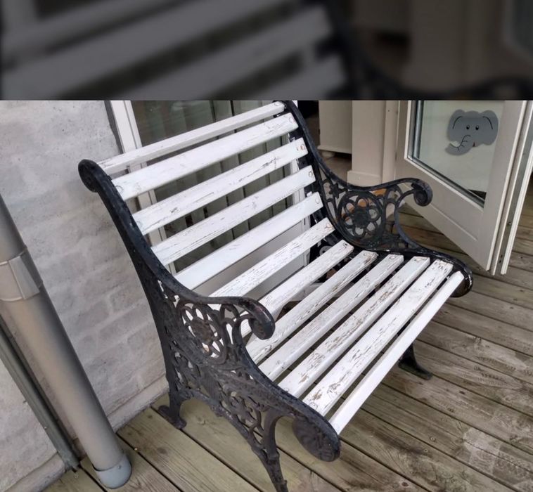 Декорация за вашата градина- люлка ковано желязо и столове с маса
