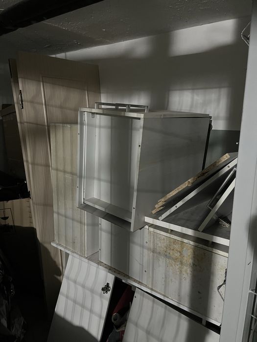 Межкомнатные двери в сборе , кухня ………..