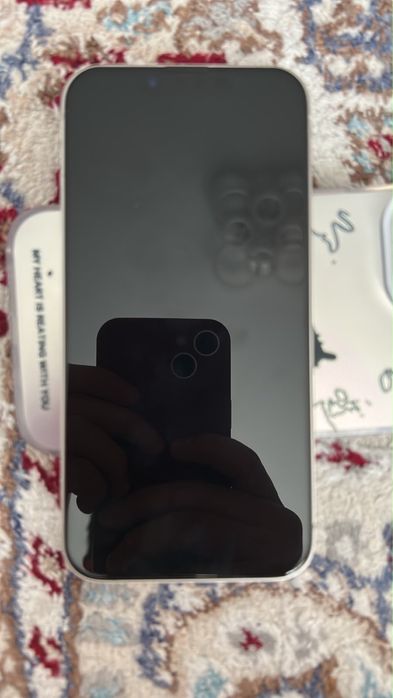 Белый iPhone 14.
