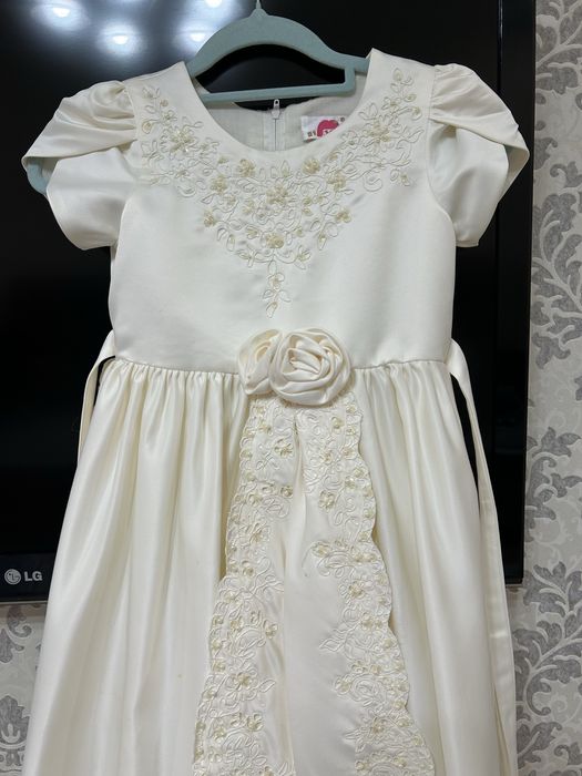 Продам нарядное платье для девочки