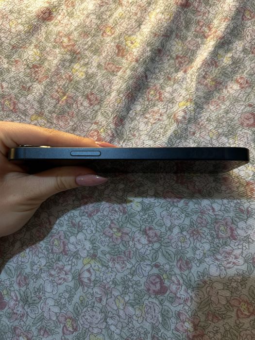 Продавам Iphone 13