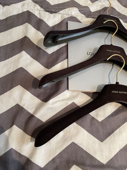 Umerase paltoane / geci / camasi / rochii / Louis Vuitton autentice