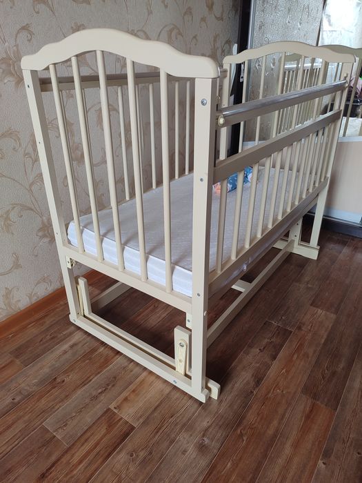 Продам детскую кроватку с маятником