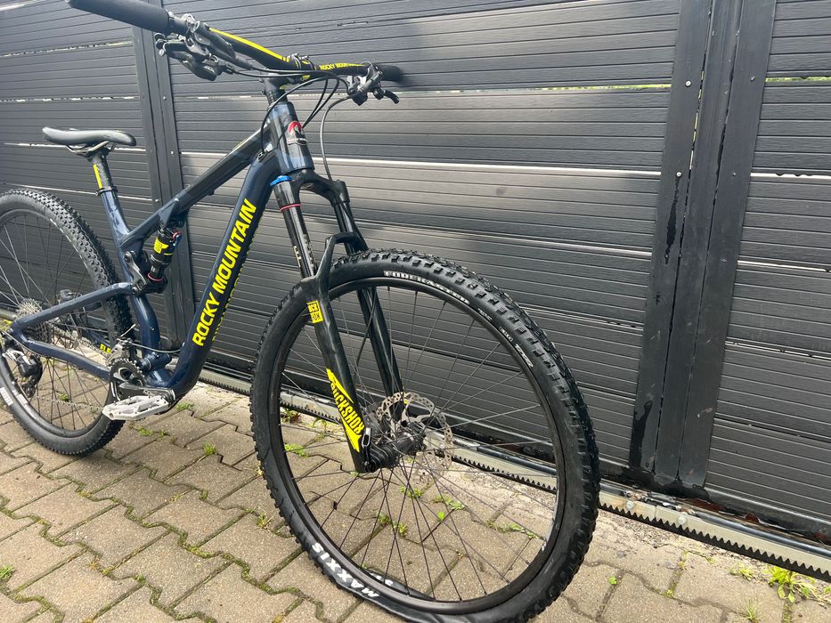 Bicicletă full suspension