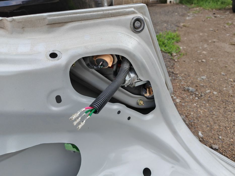 Продаю крышку багажника лс430