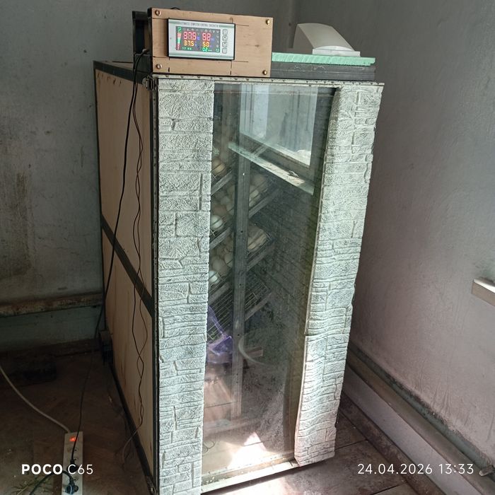Инкубатор большой продаётся 300 яиц