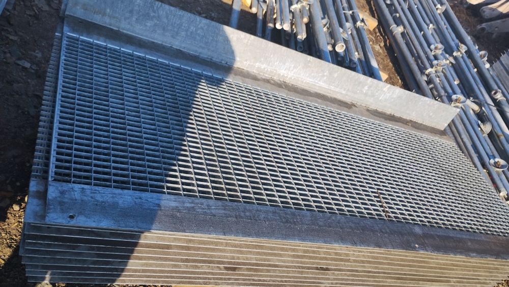 Grătare grilaje și trepte zincate pentru scări metalice
