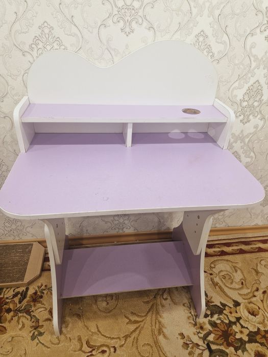 Отдам диван и парту