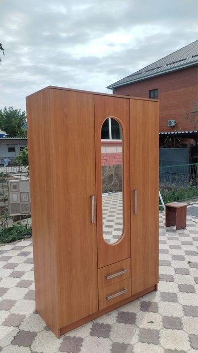 Продается шкаф трехдверный