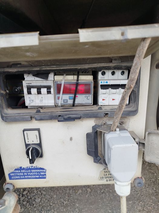 Работещ сладоледен хладилен фургон