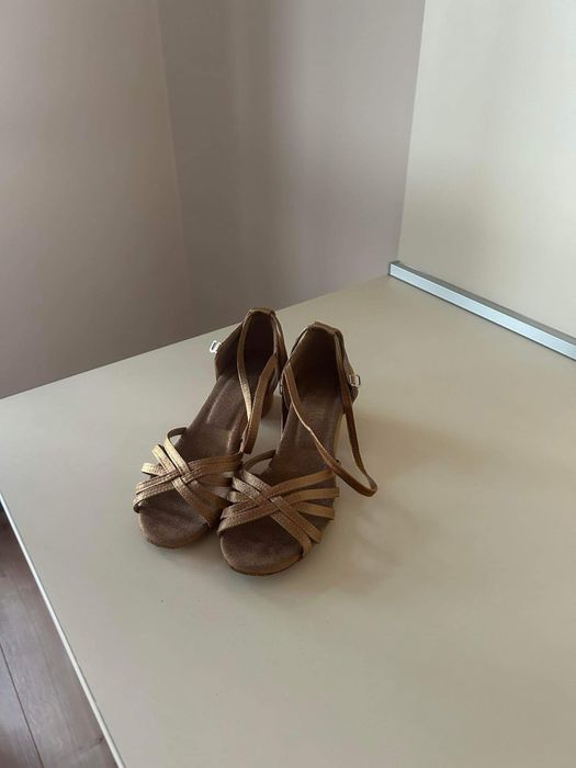 Обувки за танци