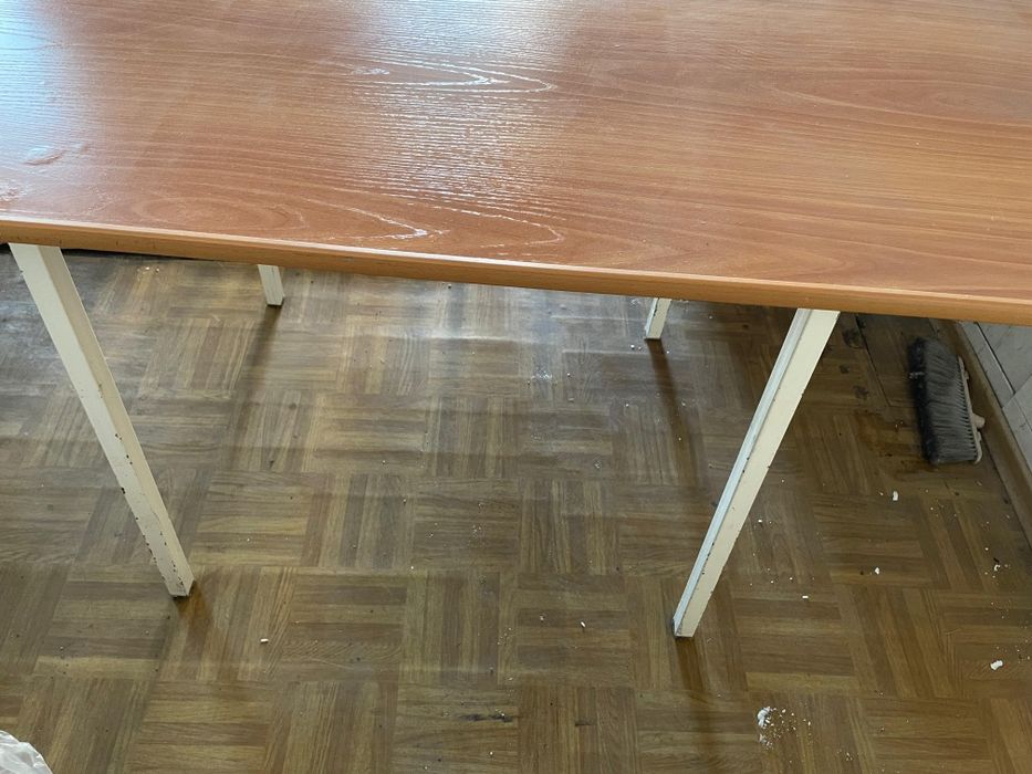 Деревянный стол со стульями