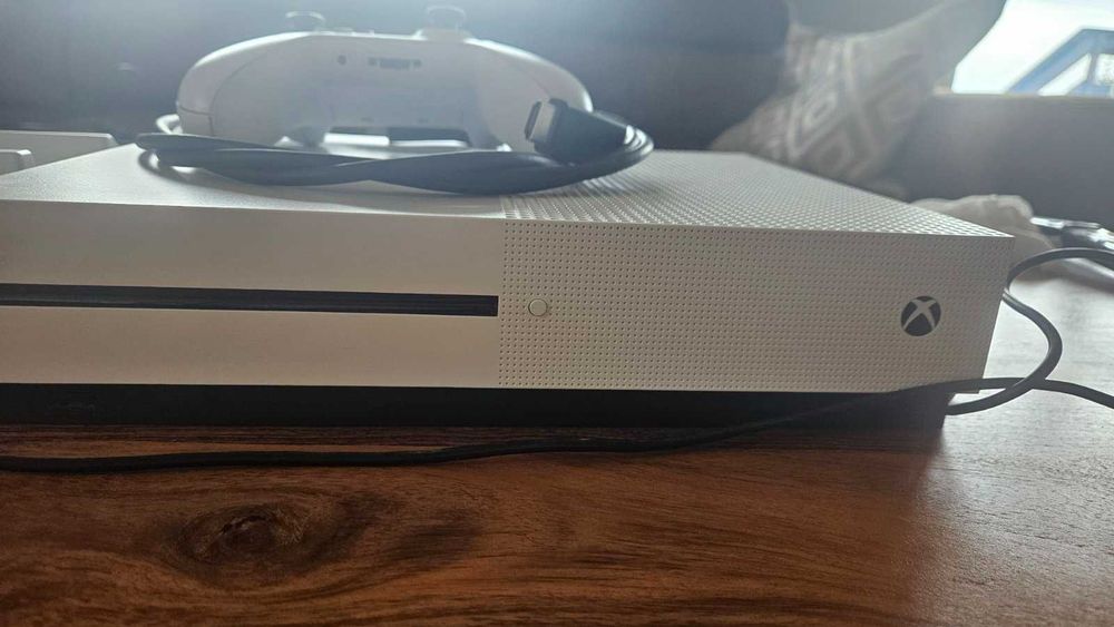 Xbox One S 1TB – Отлично състояние + Игри и Контролер