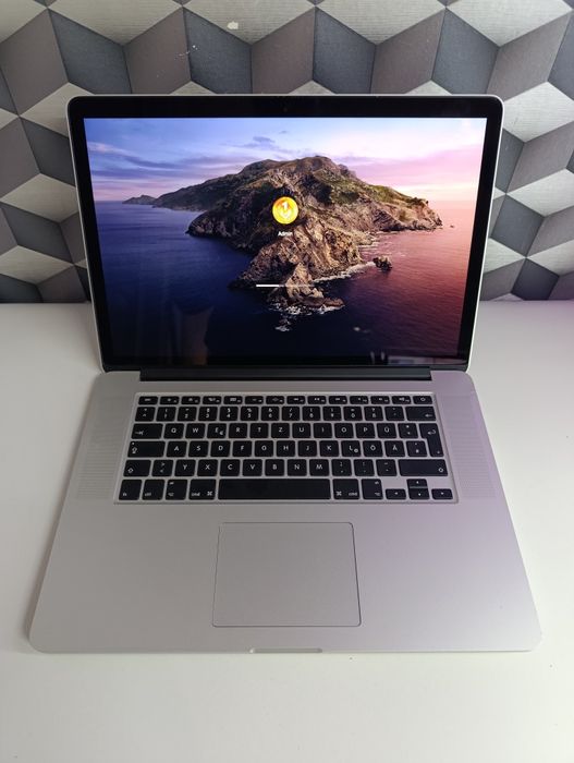 Laptop macbook pro Intel i7 ssd 512gb 16gb ram display 15.4 2k baterie bună