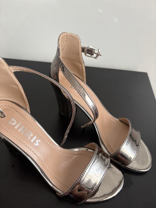 Сребристи токчета