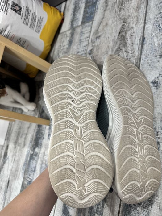 Кросовки Demix 43 размер