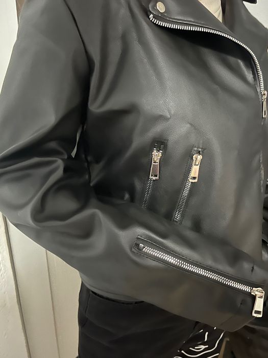 Продавам дамско кожено яке