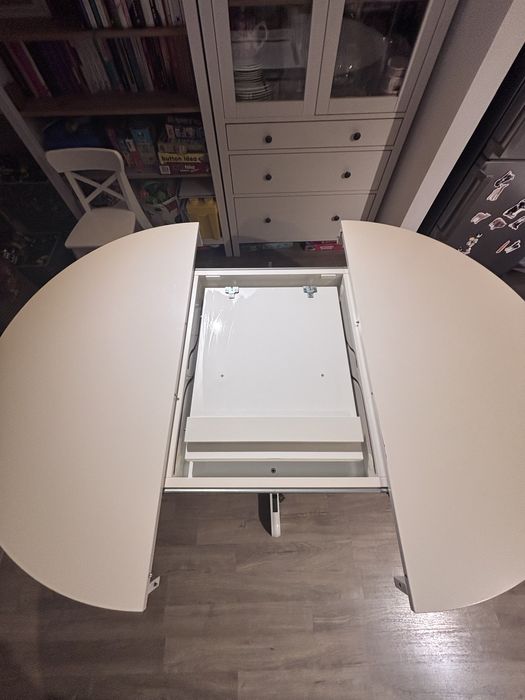 Masa rotunda extebsibila ikea si doua scaune