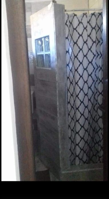 Închiriez garsoniera la curte