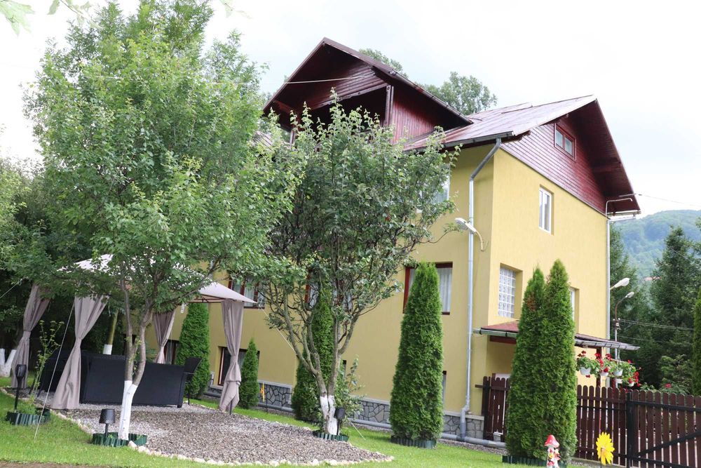 Vila de inchiriat pe termen lung / 8 camere cu bai proprii