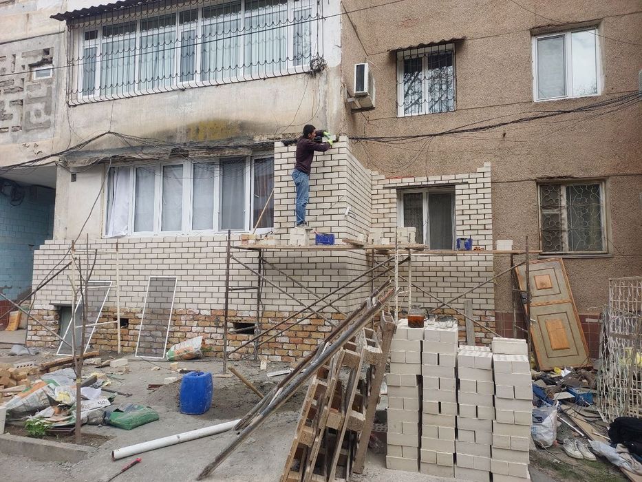 Кладка кирпича балконов