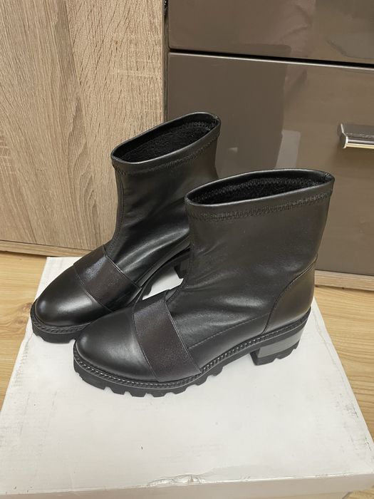 Боти CARLO  FABIANI-номер 36, но отговарят на 37