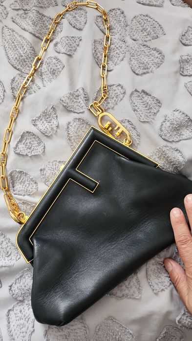 Vand Geanta originala Fendi purata de 2 ori  din piele la Fendi