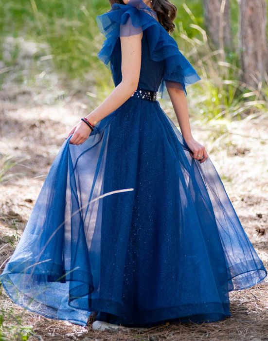 Бална рокля с паднало рамо