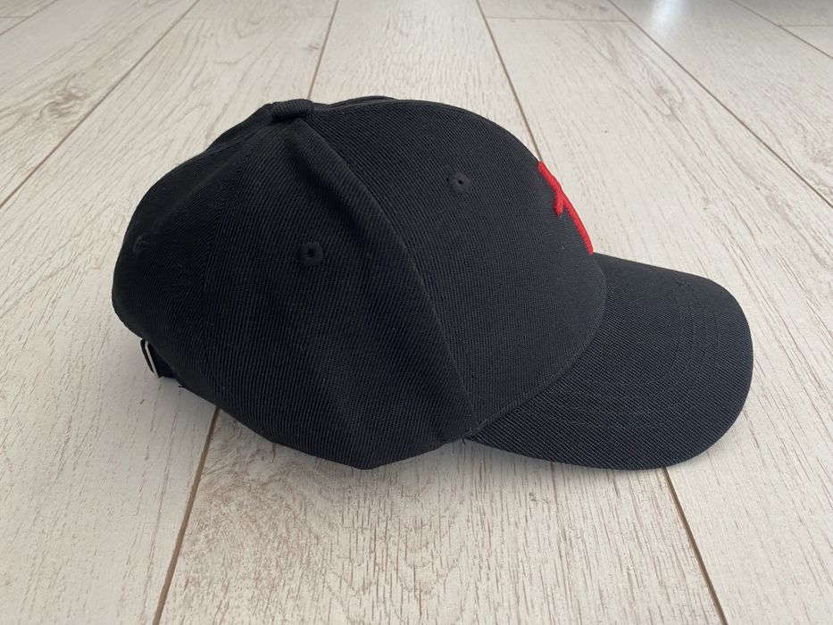 Sapca neagra cruce rosie