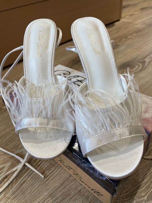 Сандали на висок ток с пера