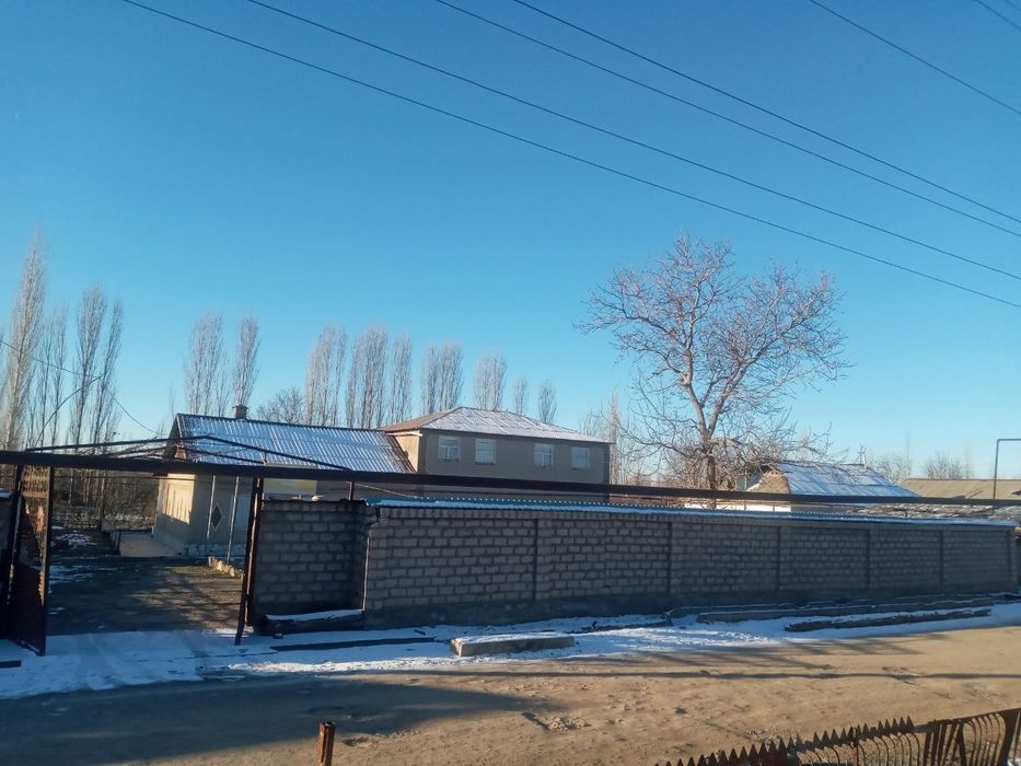 Уй жой сотилади 
25 соток ер
Газ свет сув хаммаси бор 
Канализация бор