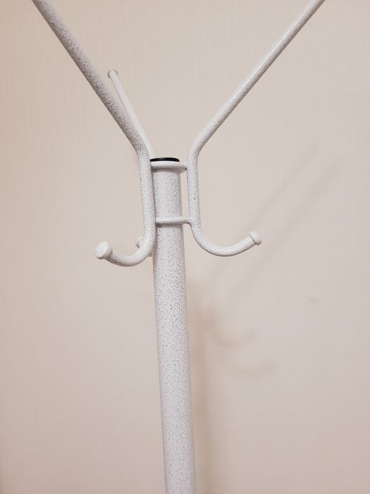 Металлическая вешалка