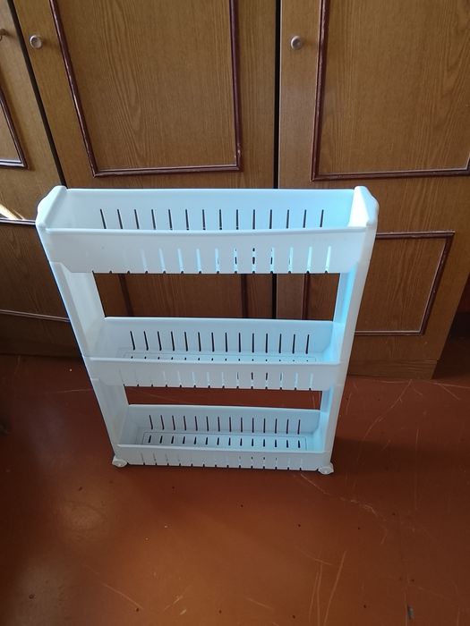 Продам полочки пласстмасывые