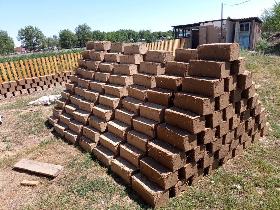 Саман кірпіш преспен жасалған