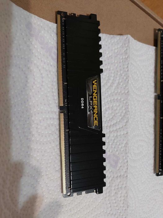 16GB 3000Mhz , 3200Mhz  DDR4 - Corsair Vengance LPX - 1x16GB