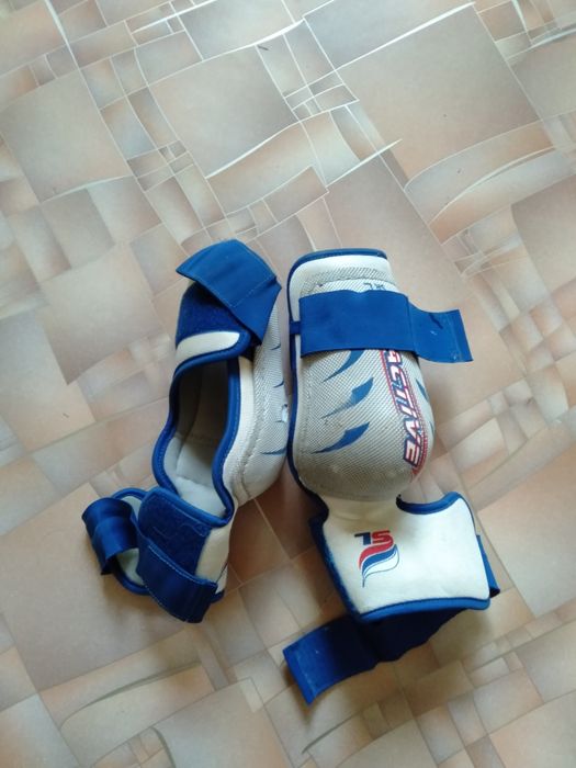 Продам хаккейные налокотники б/у
