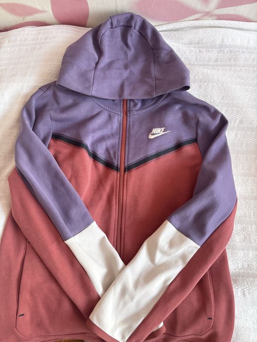 Продавам оригинален Nike Tech