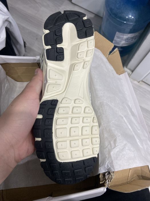 Продам  nike vomero 5