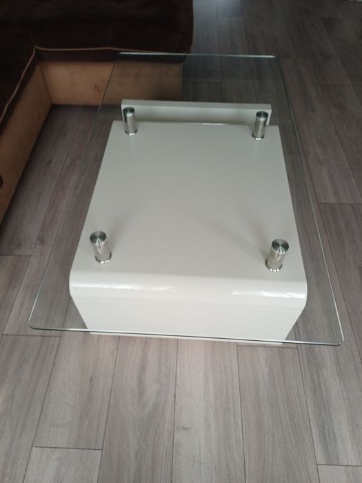 Стъклена холна маса