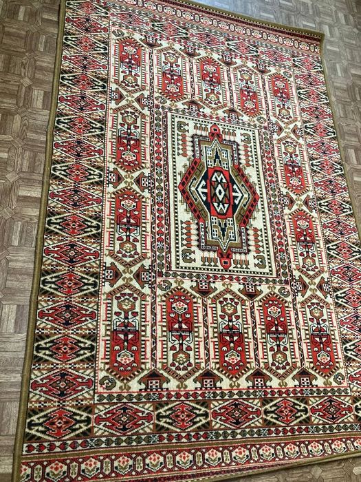 Ковры б/у. Стенка. Хрусталь