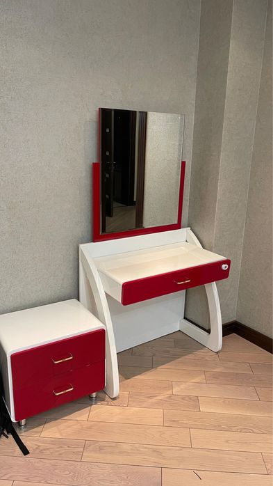 Продам Туалетный стол с тумбой