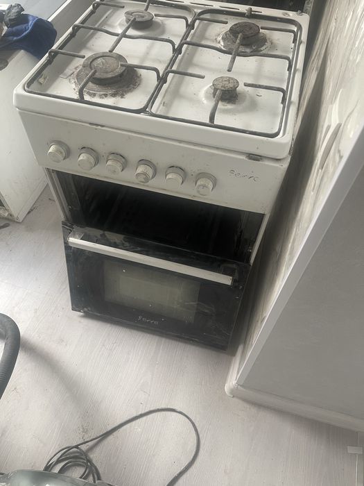 Продам газ плиту вробочем состояние нудно собрать обратно не дорого