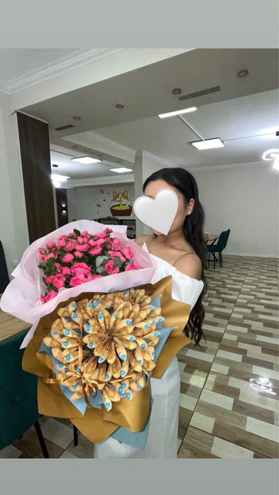 Белое платье с открытыми плечами