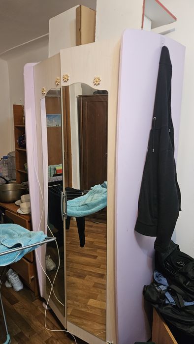 2 шкафа вместе с стульями